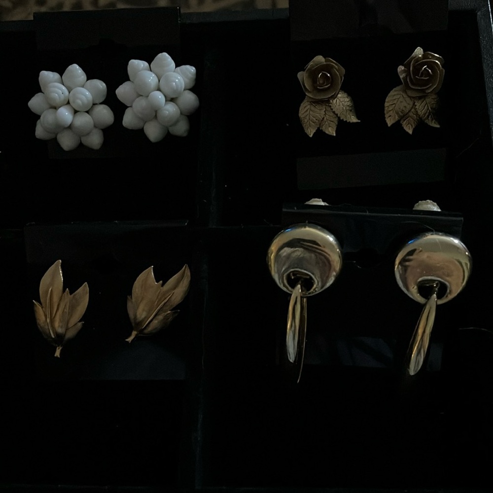 Elegant Gold and White Floral Earrings Set